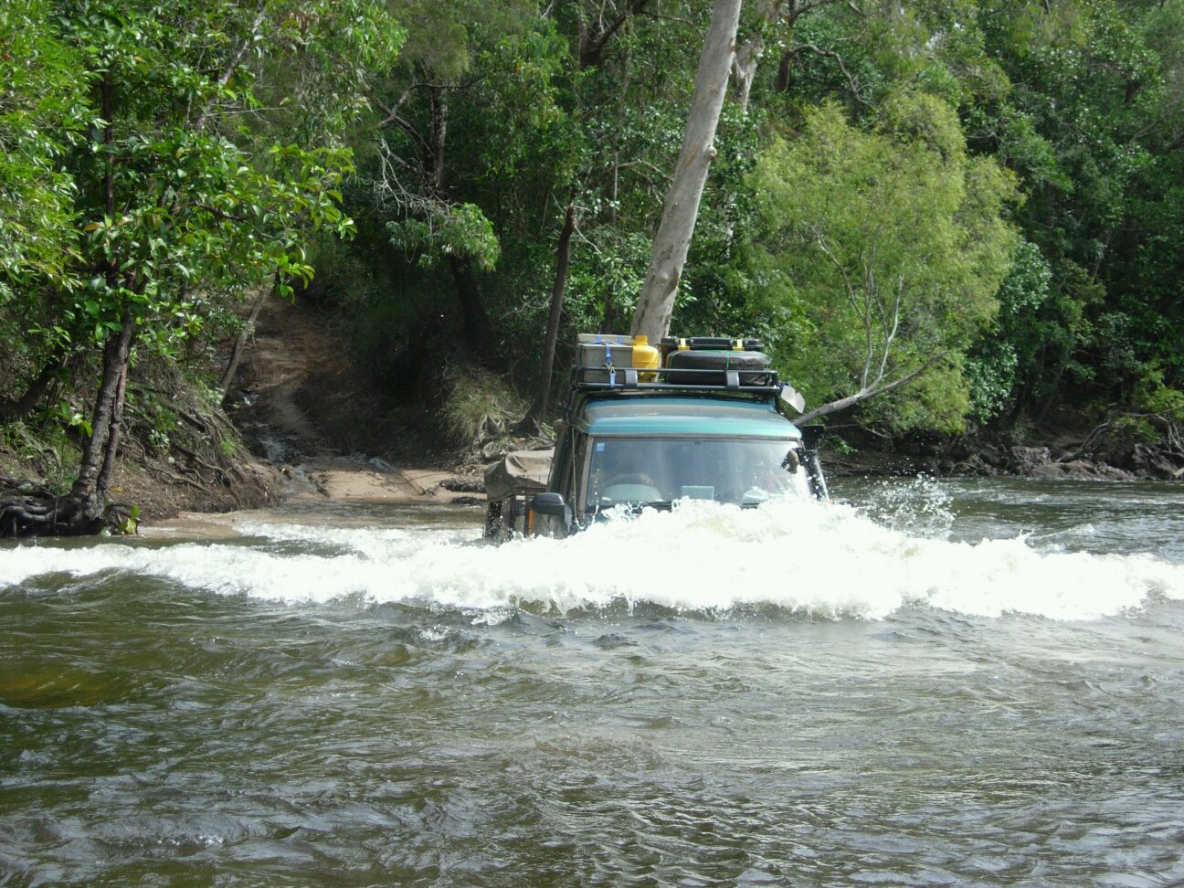 landrover-discovery-water-crossing-Cockatoo-creek